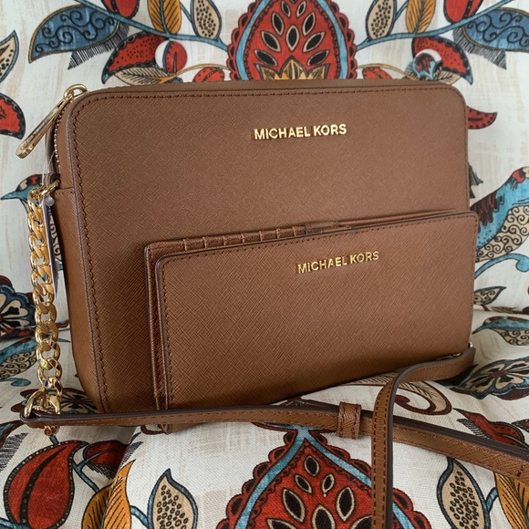 Michael Kors Handbags - Sale‼️Beautiful MK 🍁 set  crossbody & wallet